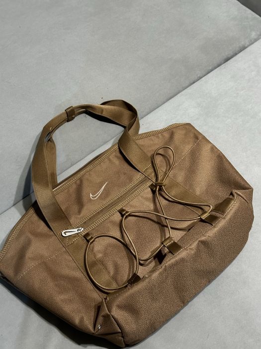 Спортивна сумка nike бежева