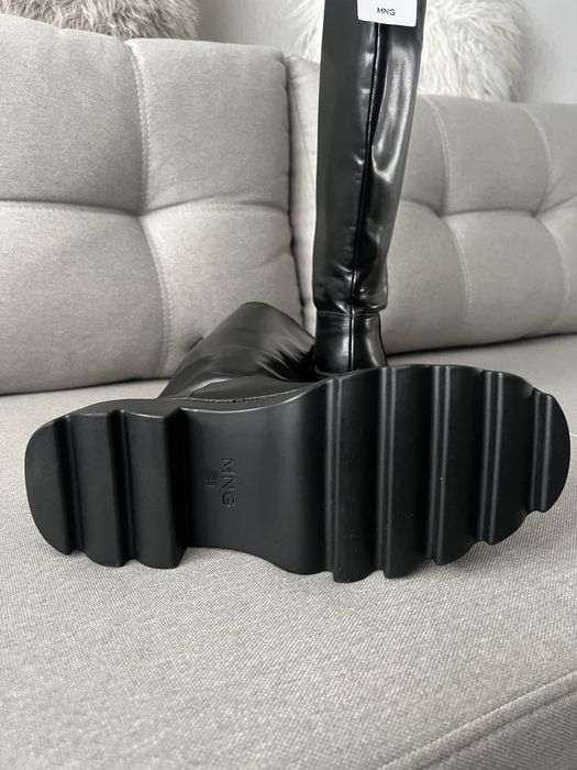 Сапоги чорні труби Mango