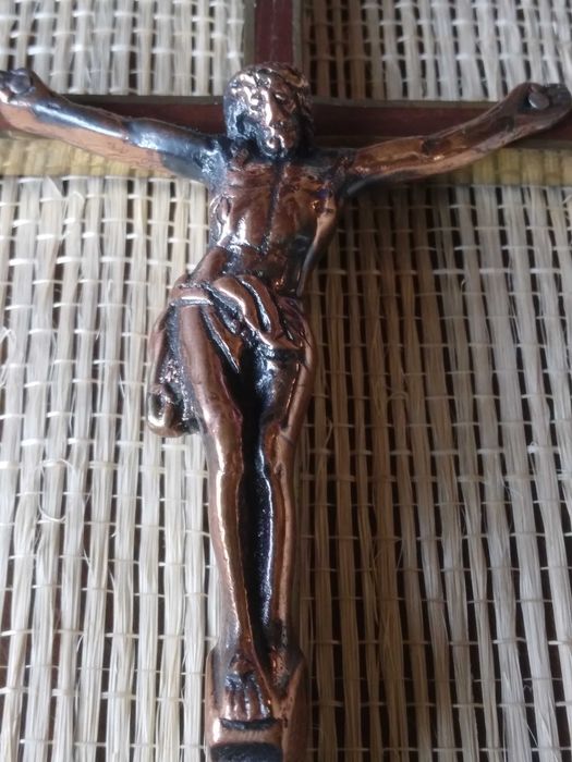 Crucifixo em metal