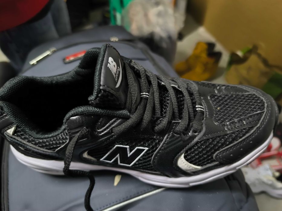 Tênis pretos tamanho 38 e tamanho 39