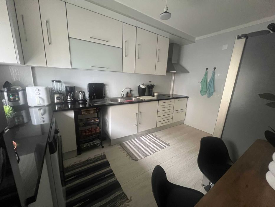 Quarto para arrendar com frigorífico e móveis novos