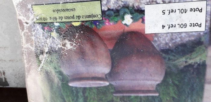 Potes em terra cota de vários tamanhos