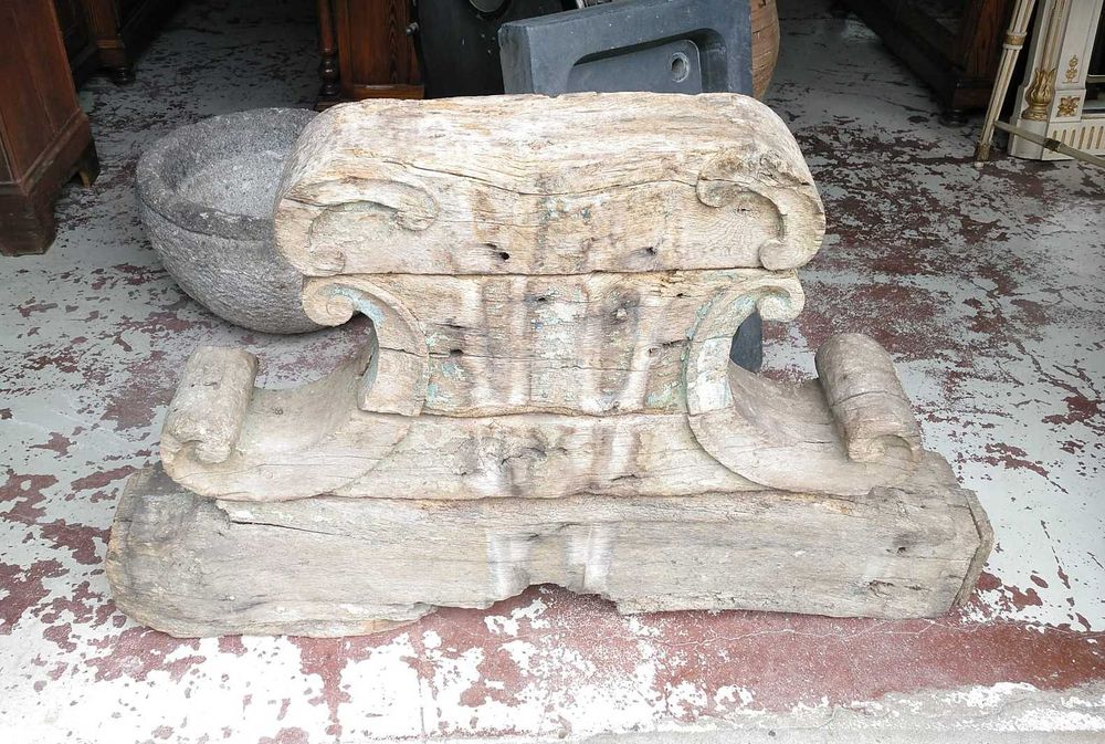 Antigo suporte de sino em madeira séc. XVIII/XIX