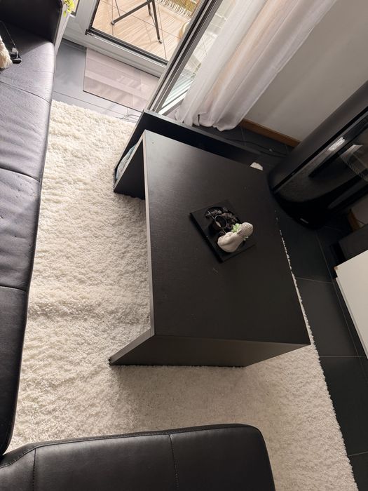 Mesa de centro de  sala em bom estado.