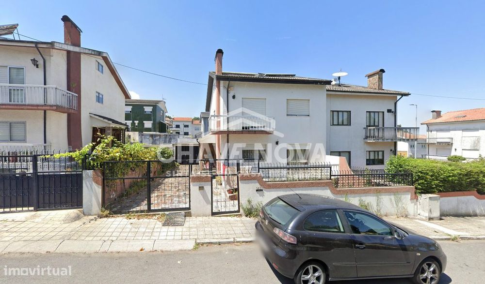 Moradia Geminada V4 c/ Garagem Fechada em Vilar de Andorinho