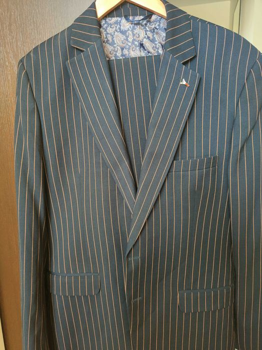 Garnitur męski w bardzo dobrym stanie granatowy w beżowe paski