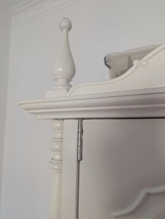 Roupeiro antigo lacado de branco. 3 portas e 3 gavetas.