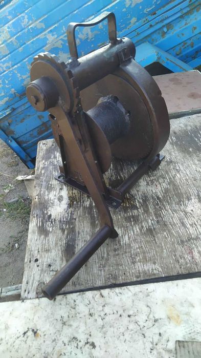 Лебёдки  и блочки с крючками к ним