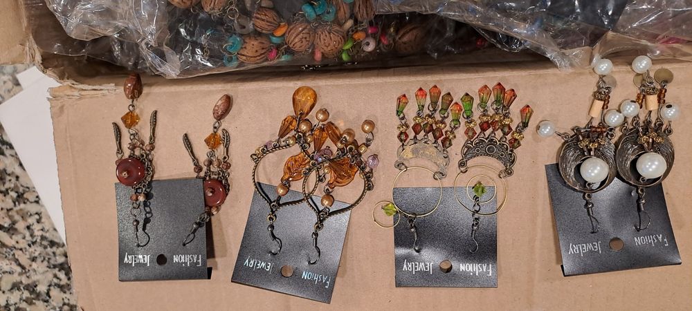 Várias pulseiras brincos e fios