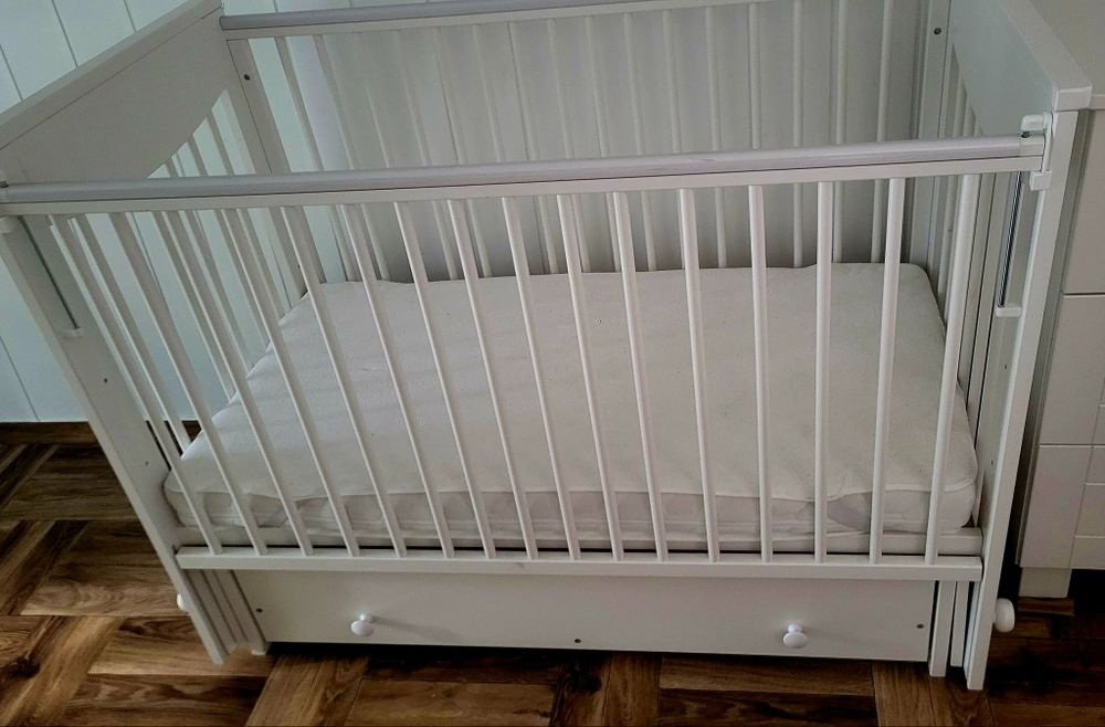 Łóżeczko z drewna bukowego