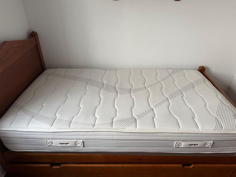 Cama  em madeira de cerejeira + colchão Pikolin + roupa de cama , escrivaninha e estantes, também em madeira cerejeira