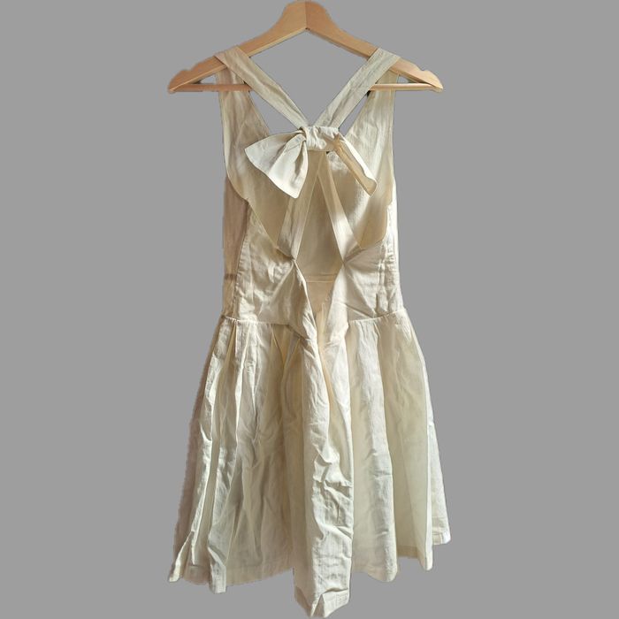 Vestido curto com laço atrás