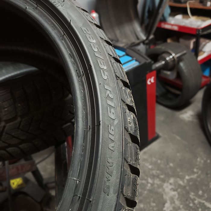 235/35/19 XL Sprzedam parę opon zimowych Pirelli