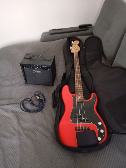 Бас гитара Fender Squire Precision