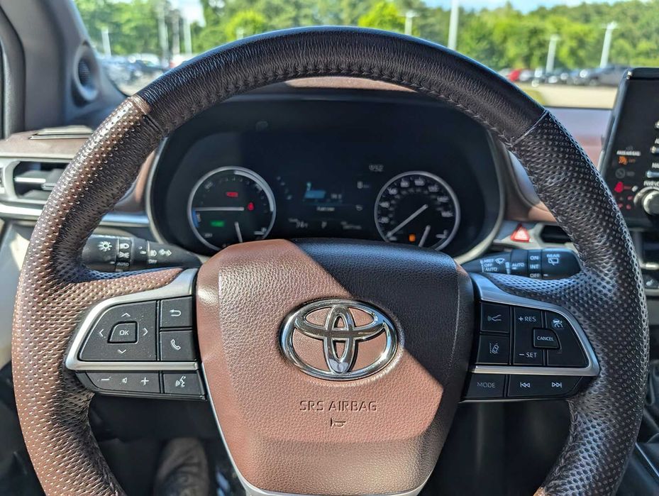 Toyota Sienna Platinum 7-Passenger      2023