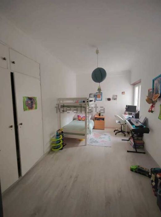 Two-bedroom apartment for rent in Rua República da Bolívia, Benfica