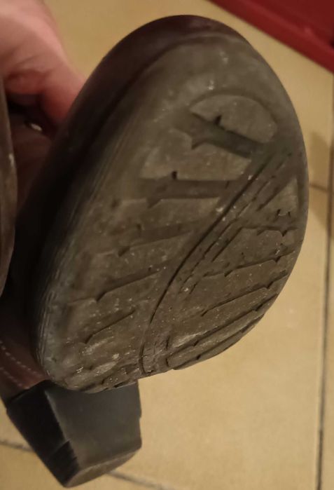 Botas de pele com bordados