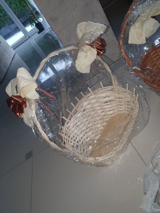 Kosz wiklinowy prezentowy z ozdobami