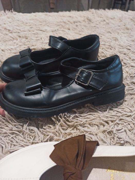 Взуття на дівчинку