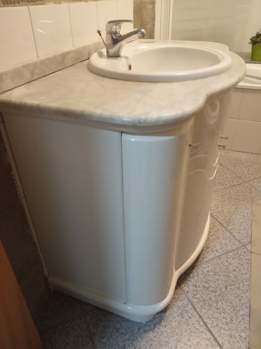 Móvel de casa de banho com Lavatório e Torneira Mono Comando.