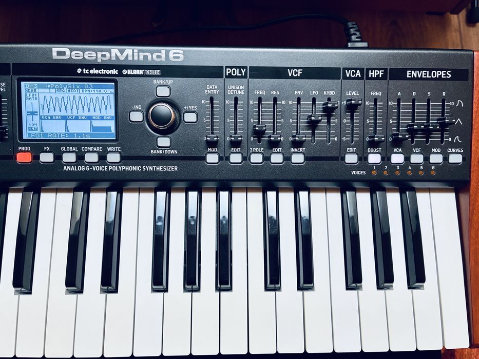 Behringer Deepmind 6 - sintetizador analógico