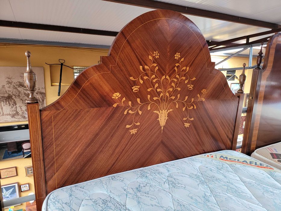 Cama em madeira maciça estilo D. Maria com estrado e colchão - Muito