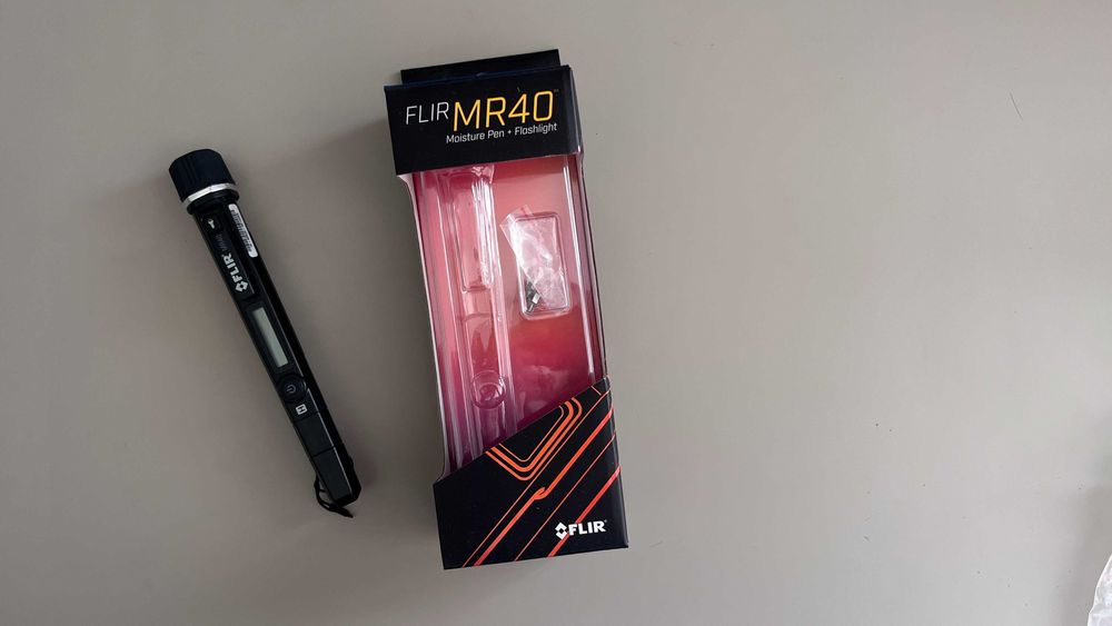 Medidor de humidade e lanterna tipo caneta