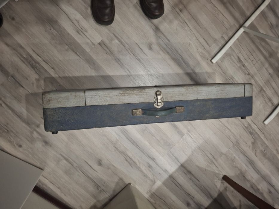 Órgão antigo portátil em caixa de madeira