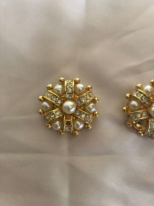 Brincos vintage dourados com pedra