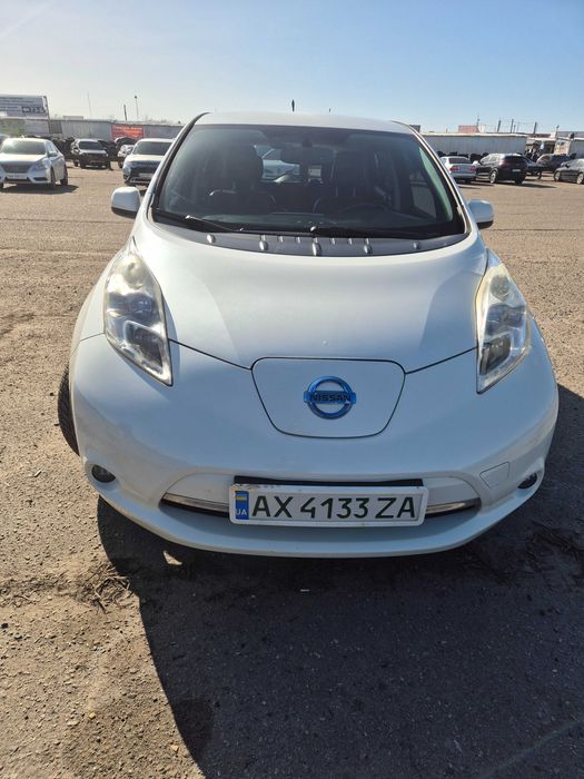 Nissan Leaf электромобиль