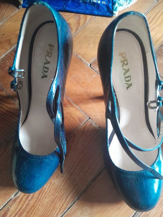 Calçado PRADA com pouco uso nr 37 em preto e outro nr 36,5 em azul