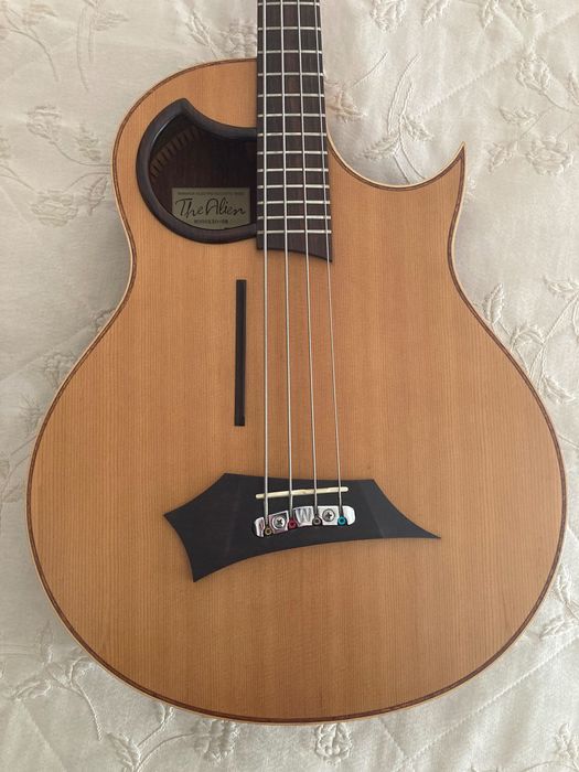 Baixo Acústico Warwick 4 NT em excelente estado