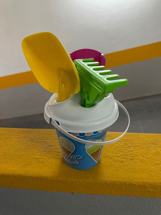 Artigos praia/piscina - colete, braçadeiras e balde (2-6 anos)