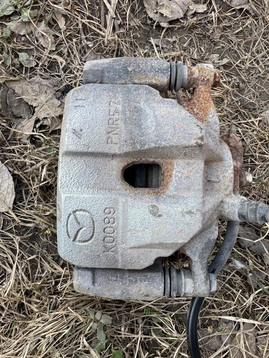 Супорт передній лівий/правий Mazda 6 GJ 2013-2017 рік