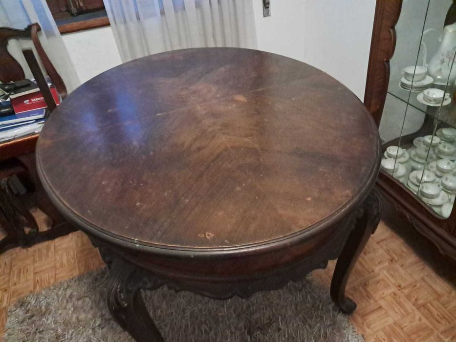Mesa e seis cadeiras antigas para venda por mudança de casa.