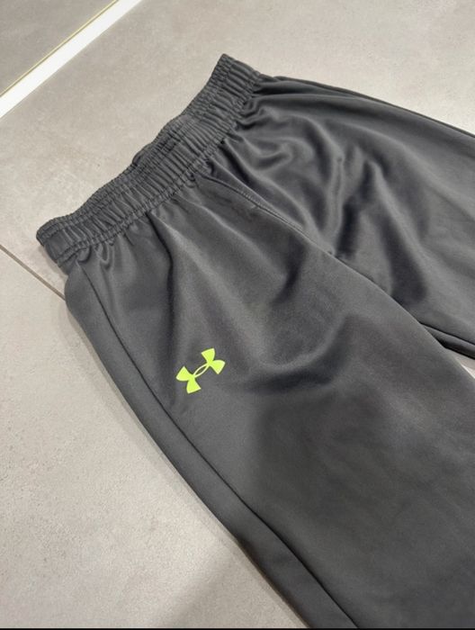 Spodnie under armour sportowe dla chlopca 7 lat 122cm