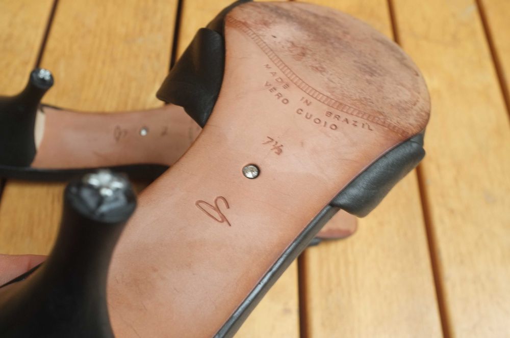 czarne skórzane luksusowe szpilki klapki sandały Corso Como szpilki 39