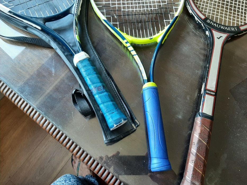 Vendo 3 raquetes de   tenis. 2 marca decathlon e 1 marca Snauwaert ( L 4)