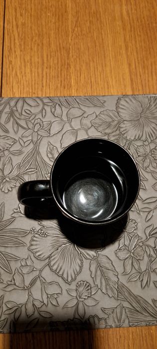 Czarny kubek z napisami HBO