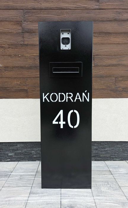 Słupek multimedialny z numerem domu i skrzynką na listy