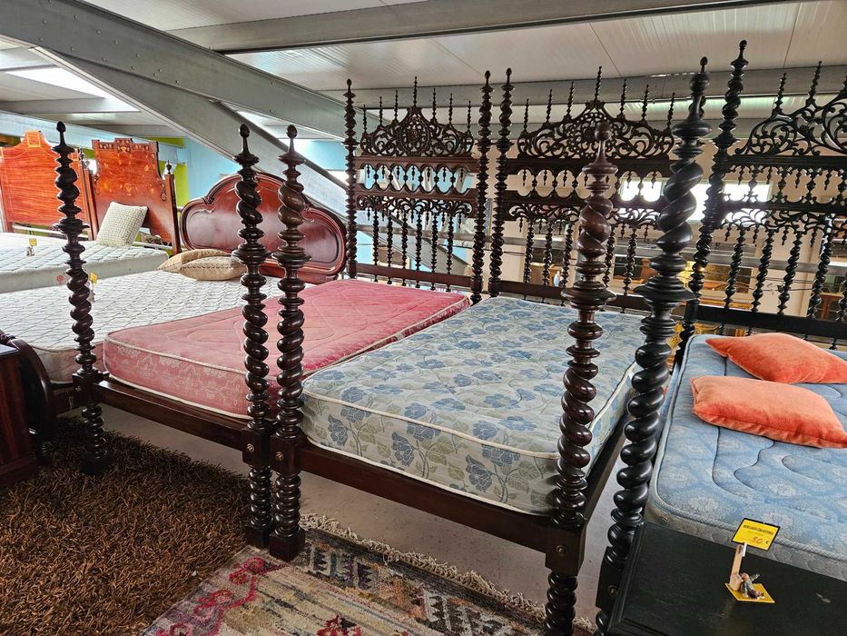 Camas antigas de solteiro em madeira maciça com estrad