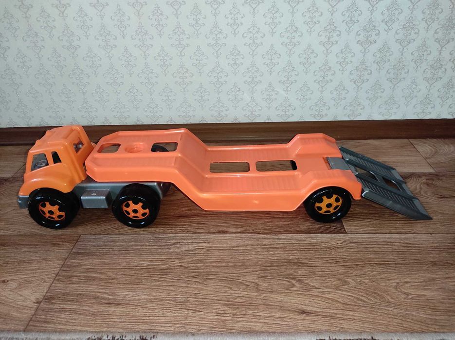 Іграшки: машинки, конструктор та гойдалка
