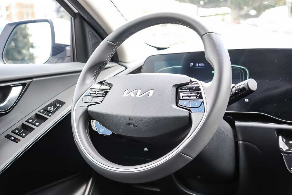 Kia Niro EX Hybrid      2023