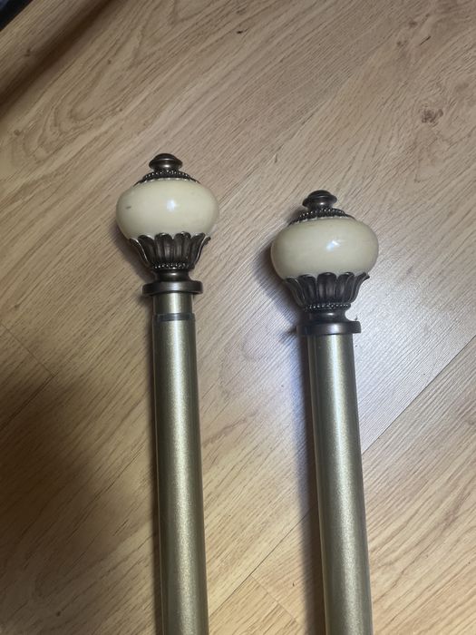 Barras de cortina douradas com detalhes em cerâmic