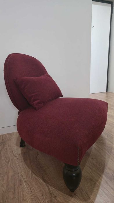 Poltrona estofada em tecido bordeaux