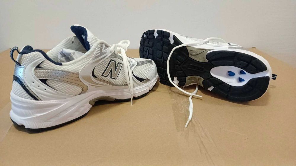 Jeden but New Balance prawy 43