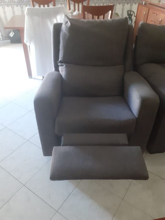 sofás com pousa pés