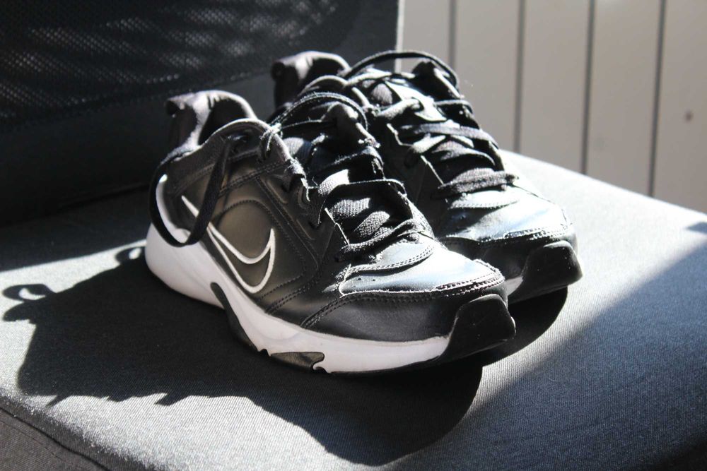 Czarne sneakersy Nike Defy All Day – Skóra, Rozmiar 41