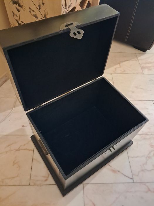 Arca pequena em madeira preta