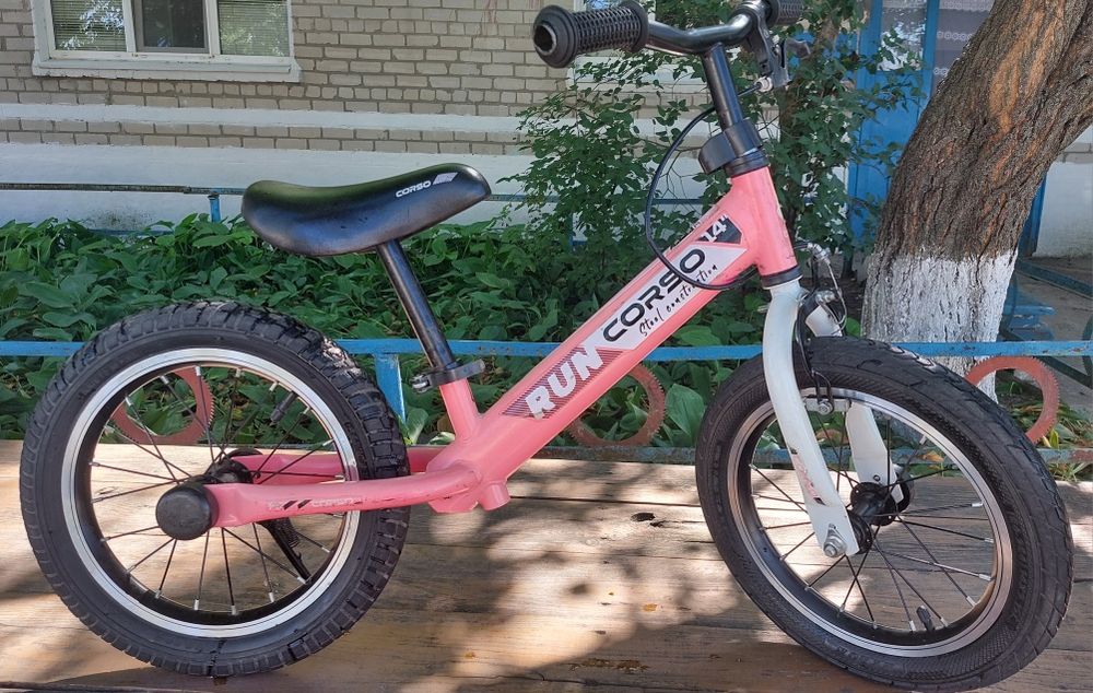 Продам детский беговел для девочки.